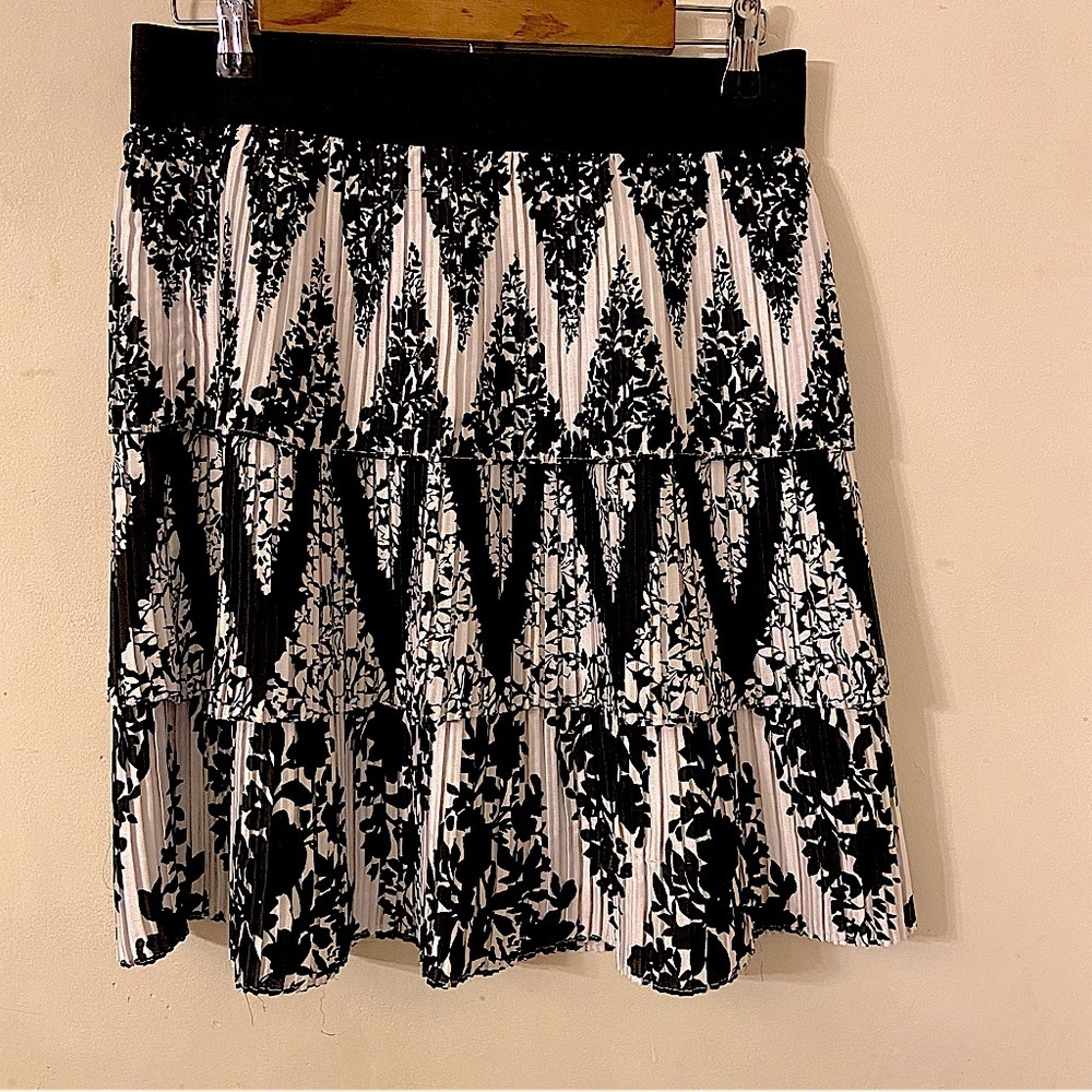 White House Black Market Pleated Layered Ruffle Black & White Floral Skirt WHBM - Picture 2 of 6